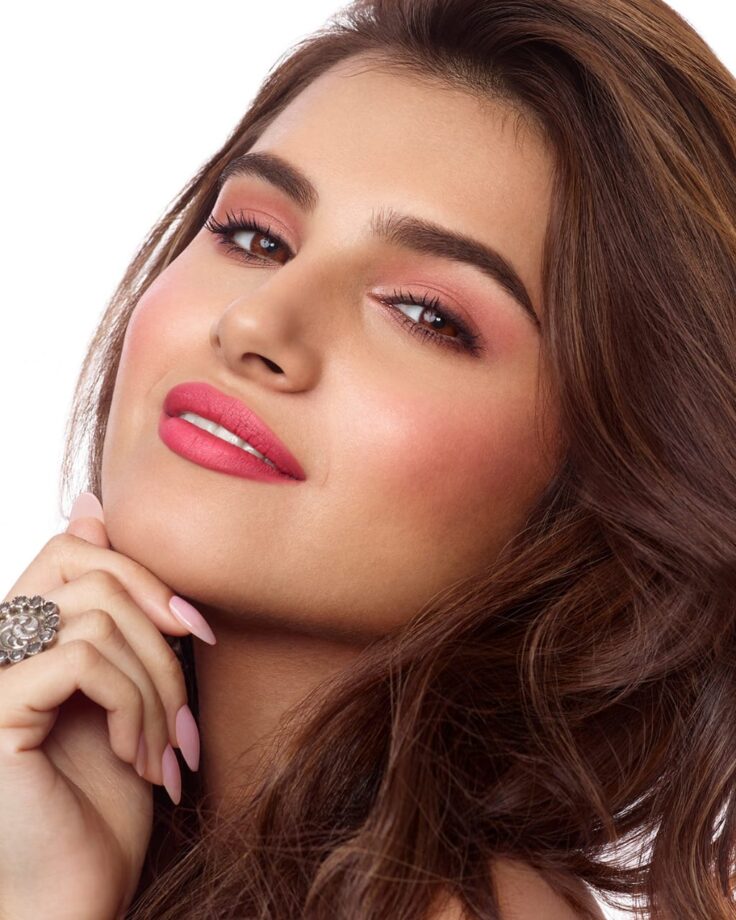 Up Your Makeup Style With The Diva Tara Sutaria - 0