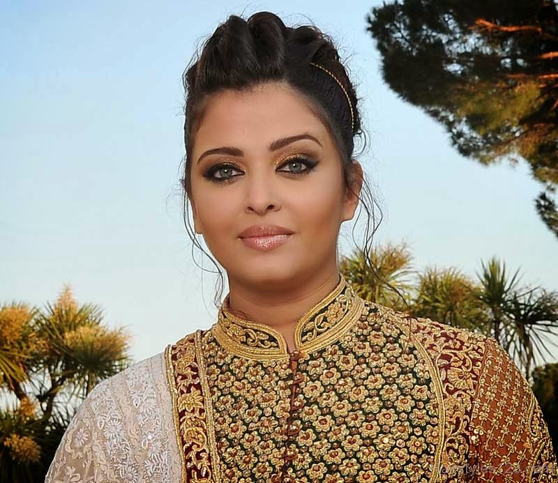 Aishwarya Rai Bachchan To Madhuri Dixit: Bollywood Actresses In Stylish Hair Bun - 4