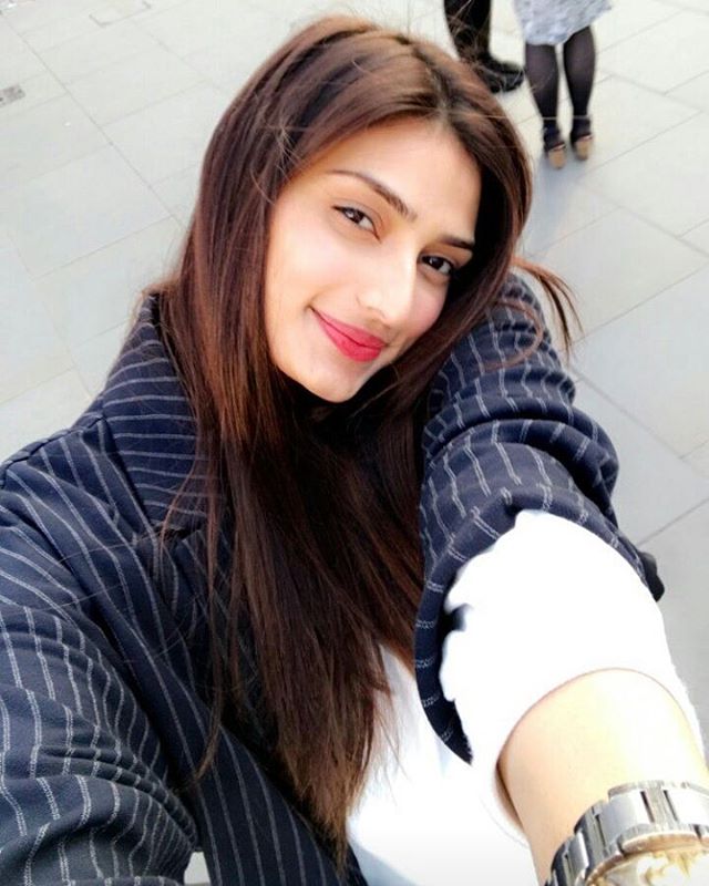 Athiya Shetty Has A Huge Collection Of Selfie Poses, Don’t Miss This - 2