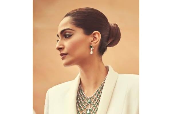 Best Of Shilpa Shetty To Sonam Kapoor’s Hair Bun Looks - 1