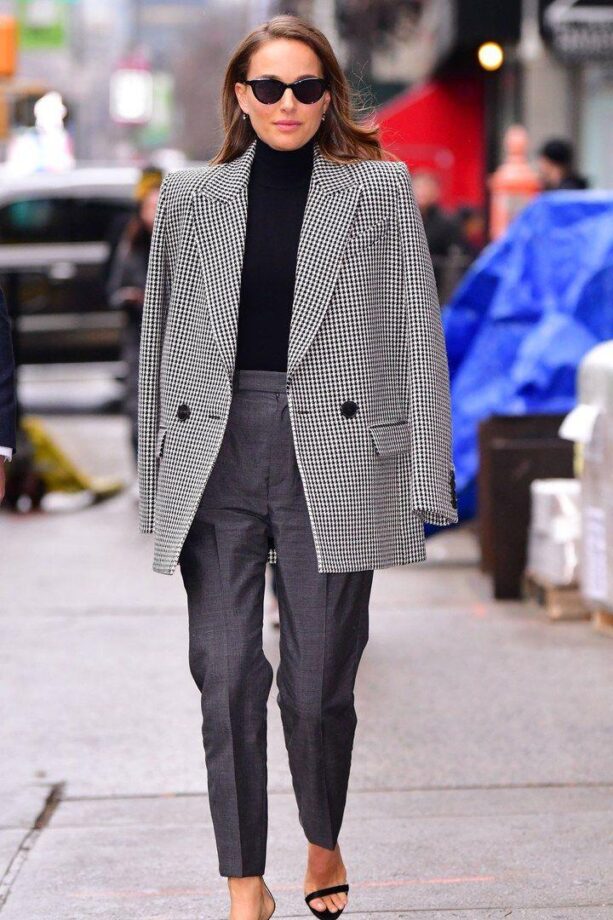 Bossy lady looks of Anne Hathaway to Natalie Portman in the pantsuit - 4