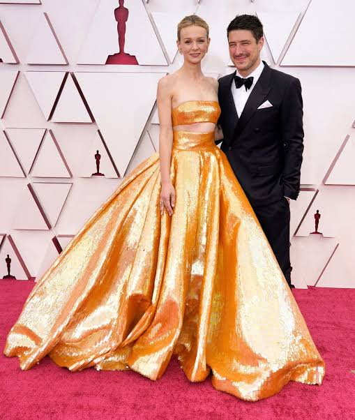 Carey Mulligan Shined Bright In Golden Yellow Sequin Outfit At Oscars 2021 - 2