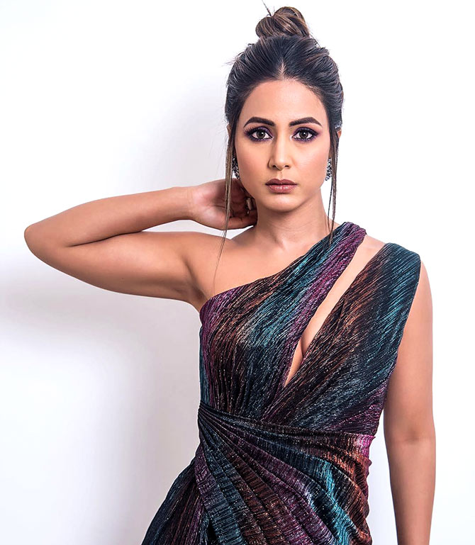 Check Out!! One-Shouldered Gorgeous Outfits Of Hina Khan - 1