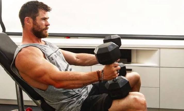 Perfect Physique: Chris Hemsworth Is One Of The Hottest Avengers And His Shirtless Pictures Are A Proof - 7