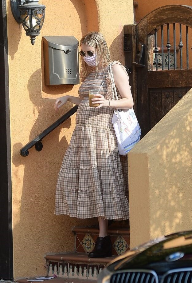 Easy Breezy Dresses Of Emma Roberts Showing Off Her Baby Bump - 1