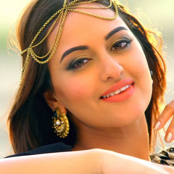 From Kriti Kharbanda To Sonakshi Sinha: 5 B-Town Divas Who Embraced Their Ethnic Looks With Maang Tikka - 4