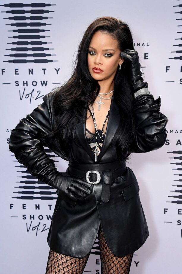 5 Looks Of Rihanna Flaunting Her Curves Which Set Internet On Fire - 0