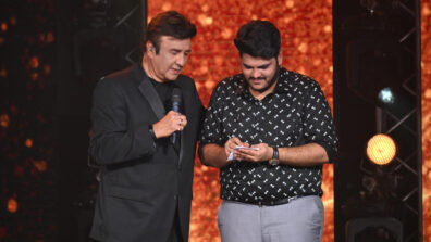 Indian Idol 12: Anu Malik receives an autograph from singer Ashish Kulkarni