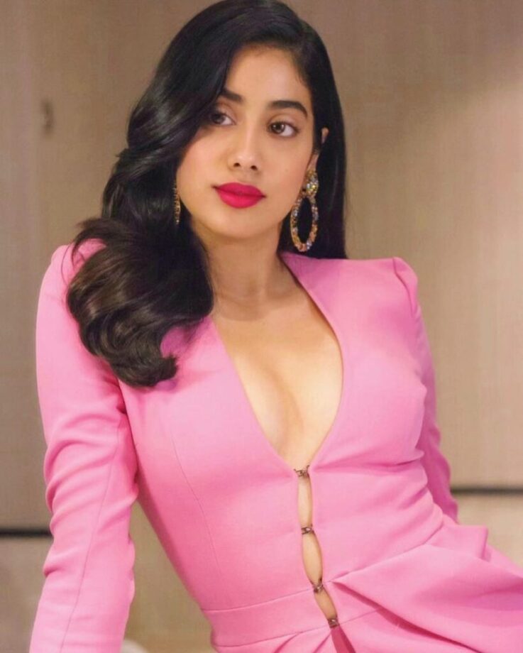 Janhvi Kapoor’s Holographic Body Looks Are Just Stunning, See Here - 2