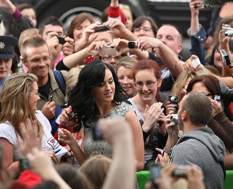 Katy Perry’s heart-rendering moments with fans, go have a look - 1