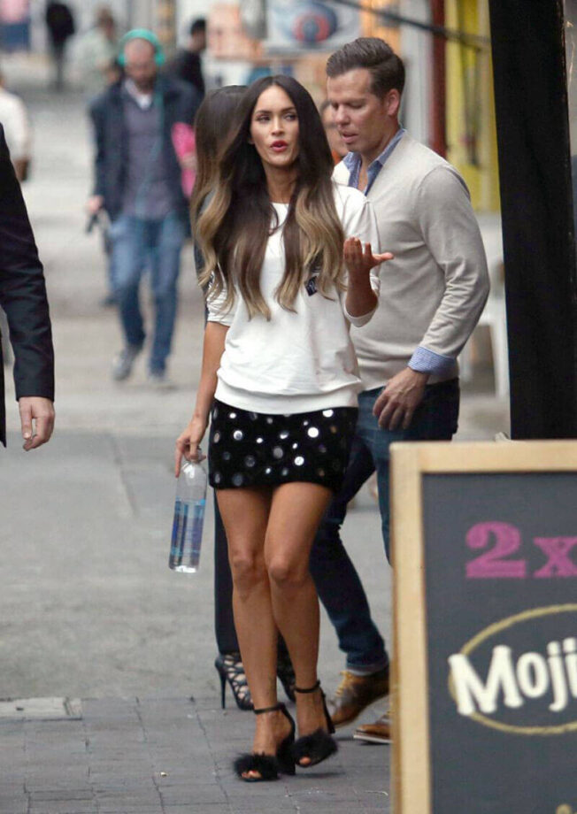 Megan Fox In Amazing Mini Skirt, Looks Dazzling - 1