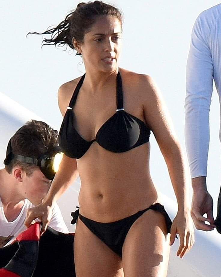 Salma Hayek's Breathtaking Looks In Bikini, Fans Can't Take Off Their Eyes 766767