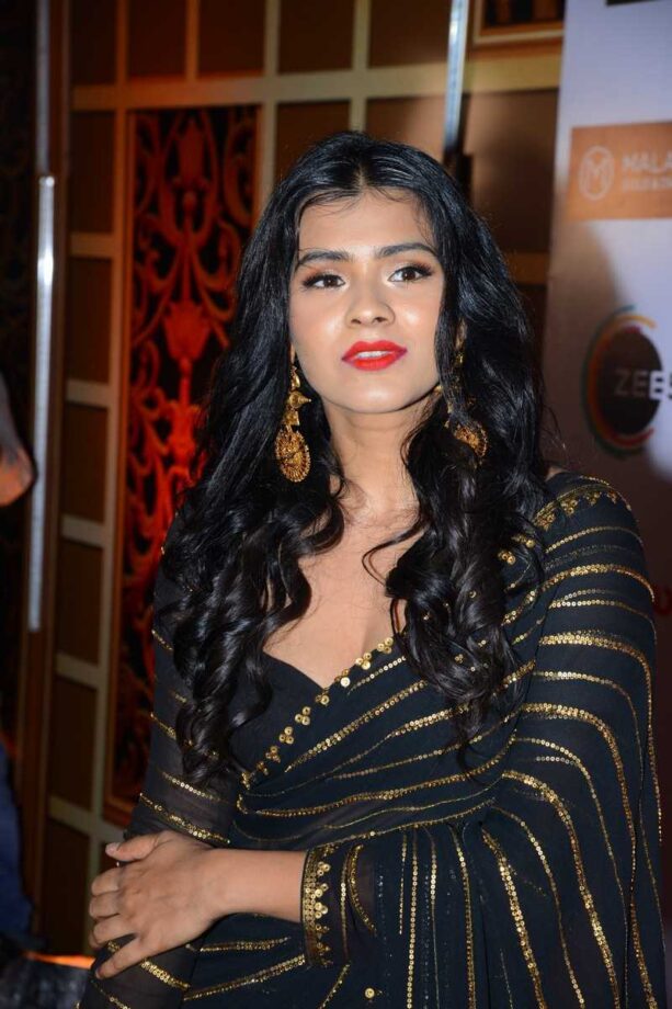 Wanna Make Stylish Fashion Statements? Cues From Hebah Patel For Gorgeous Blouse Designs - 1