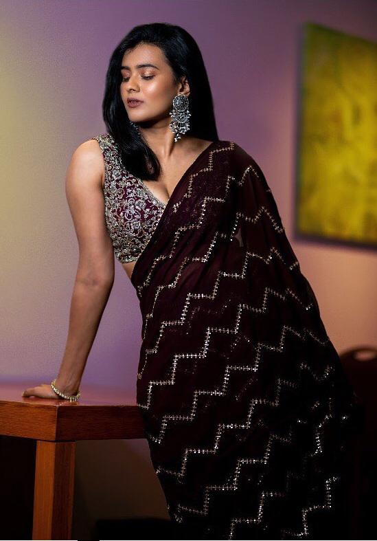 Wanna Make Stylish Fashion Statements? Cues From Hebah Patel For Gorgeous Blouse Designs - 2