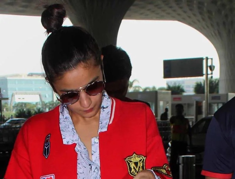 5 Times Alia Bhatt Slew Her Top Knot Bun Look At The Airport: Doesn’t She Look Cute? Yay Or Nay - 4