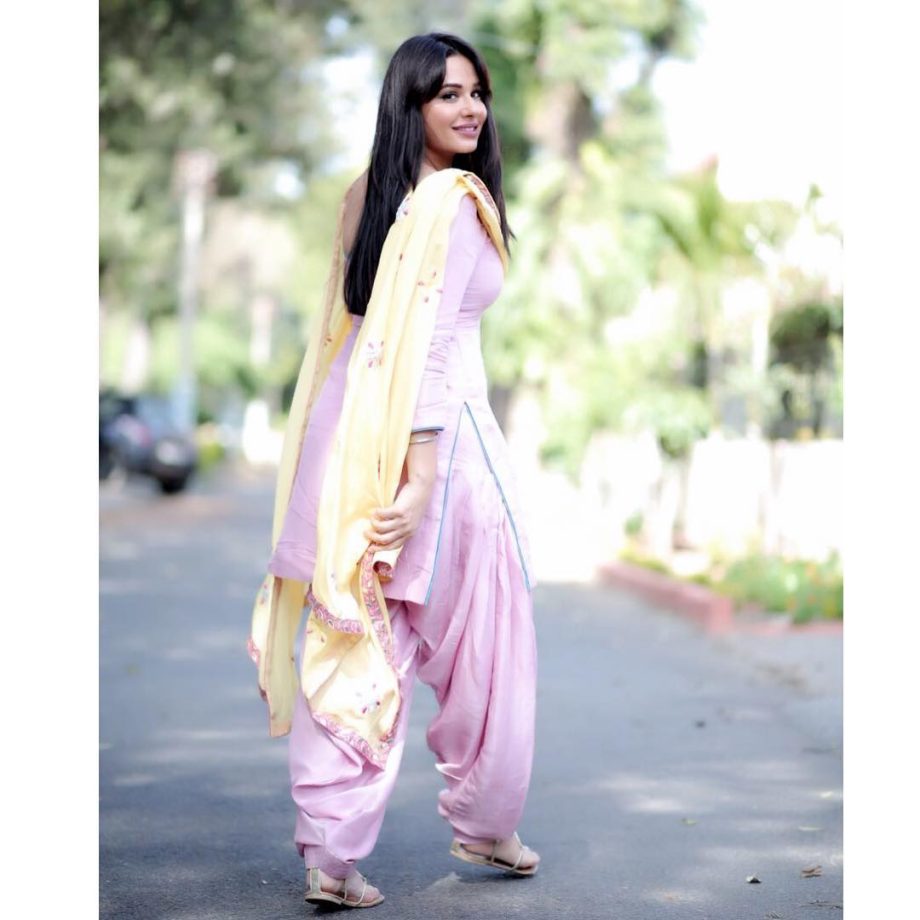 Balle Balle: 3 Times Mandy Takhar Dressed Like A Punjabi Kudi: Isn't She Pretty? Yay Or Nay? 836822