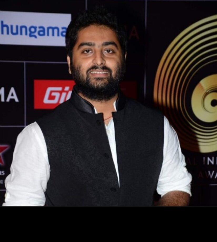 Best Performance Outfits Of Arijit Singh: Take Suggestions From Him To Lift Your Ethnic Fashion Sense - 1