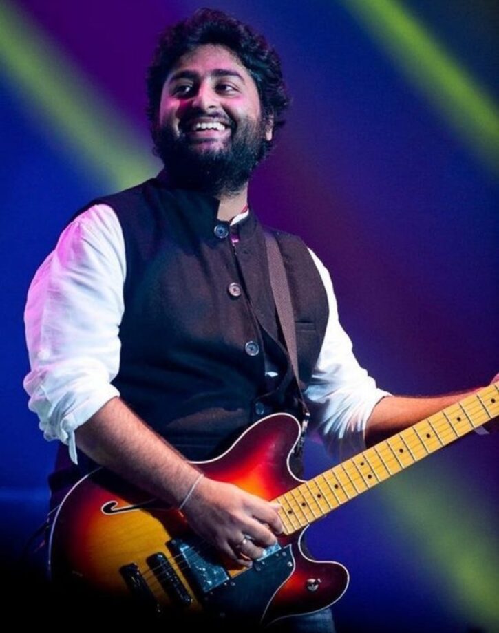 Best Performance Outfits Of Arijit Singh: Take Suggestions From Him To Lift Your Ethnic Fashion Sense - 2