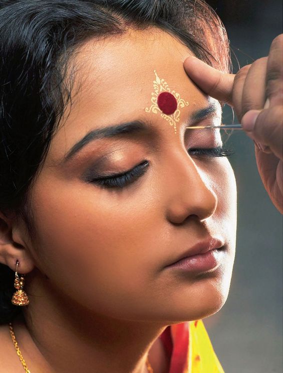 Bindiya Chamkegi: Pooja Hegde, Kajal Aggarwal, And Anushka Shetty: Your Perfect Guide To Slay Bindi Look - 5