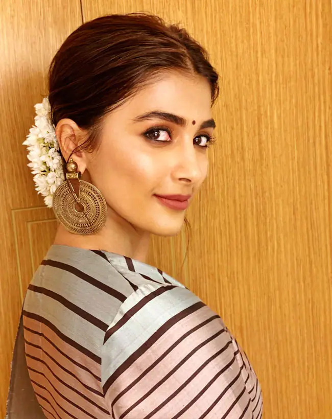 Bindiya Chamkegi: Pooja Hegde, Kajal Aggarwal, And Anushka Shetty: Your Perfect Guide To Slay Bindi Look - 1