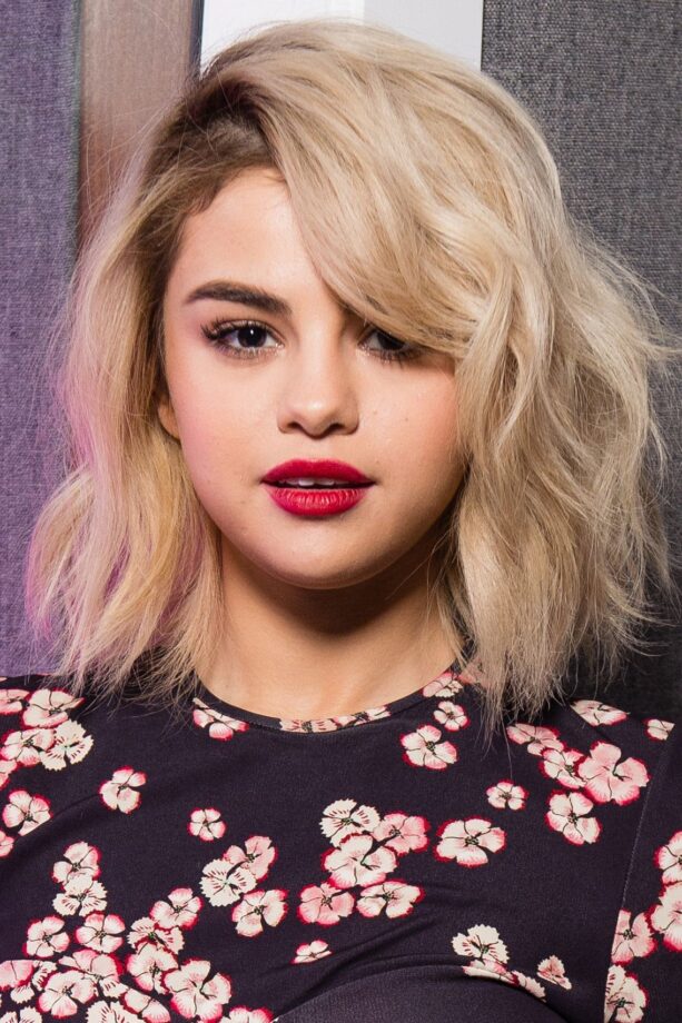 Blonde Vs Dark: Which Hair Color Make Selena Gomez Look Like A Hot Chic? - 2