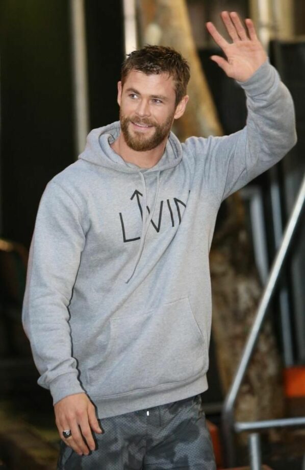 Let Your Outfitters Talk For You! Star Chris Hemsworth’s Sweat Pants & Tees You Should Bookmark For Your Vacation - 6