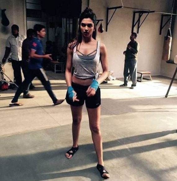 Deepika Padukone, Sara Ali Khan, Kareena Kapoor & Kriti Sanon’s hottest gym workout looks caught on camera - 1