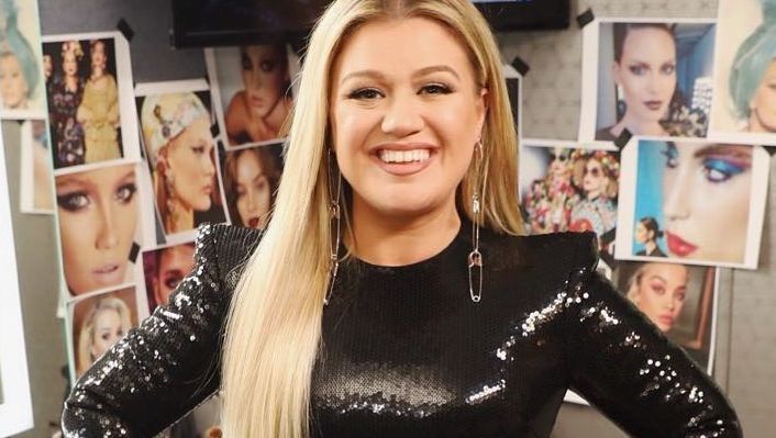 Glistening Glitter: These Glitter Outfits Of Kelly Clarkson Took Millions Of Hearts By Storm - 2