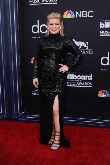 Glistening Glitter: These Glitter Outfits Of Kelly Clarkson Took Millions Of Hearts By Storm - 0