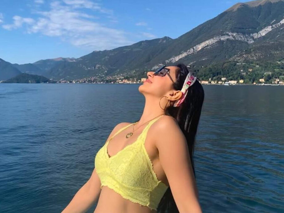 [Hot Photos Compiled]: Shraddha Kapoor, Anushka Sharma, Kiara Advani & Ananya Panday’s ‘picture perfect’ sunkissed moments to admire - 1