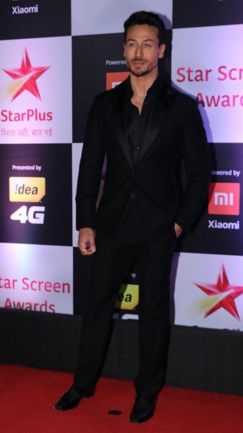 Hrithik Roshan Vs Tiger Shroff: Which Stunner Is Looking Steaming Hot In A Black Suit? - 3