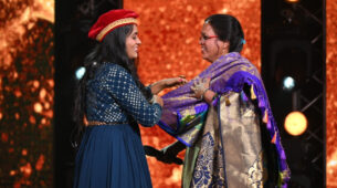 Indian Idol 12: Contestant Sayali gifts her mother a paithani saree