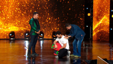 Indian Idol Season 12: Danish receives an autograph from Sukhwinder Singh on his T-shirt