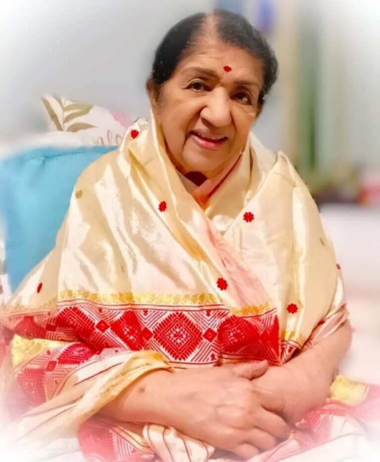 Lata Mangeshkar’s Simple Saree Looks: She Defines The Original Indian Beauty - 0