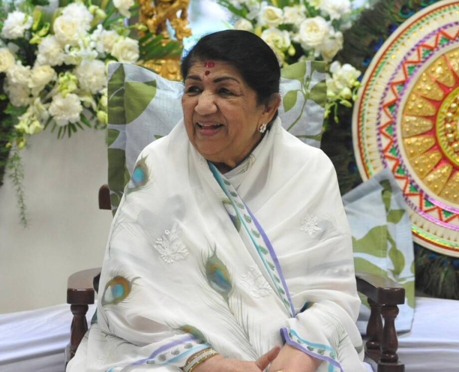 Lata Mangeshkar’s Simple Saree Looks: She Defines The Original Indian Beauty - 1