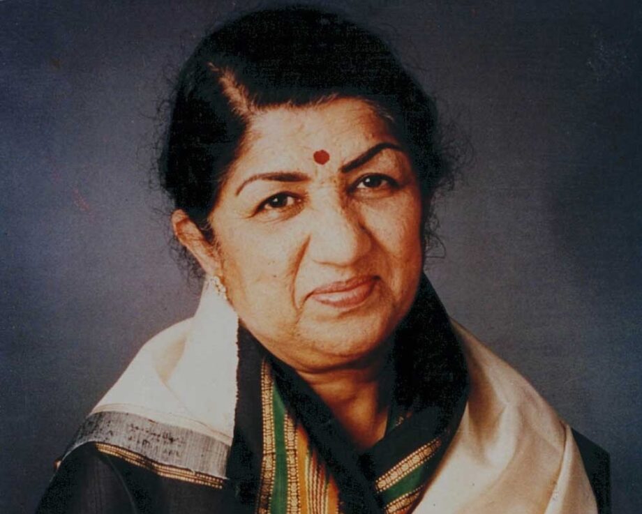 Lata Mangeshkar’s Simple Saree Looks: She Defines The Original Indian Beauty - 2