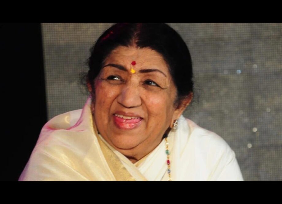 Lata Mangeshkar’s Simple Saree Looks: She Defines The Original Indian Beauty - 3