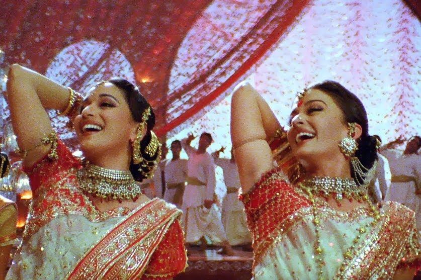 Nail the traditional ‘Bengali Bahu’ look with Aishwarya Rai and Madhuri Dixit’s Devdas look - 0