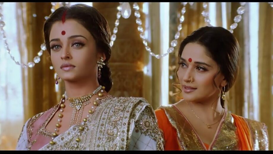 Nail the traditional ‘Bengali Bahu’ look with Aishwarya Rai and Madhuri Dixit’s Devdas look - 1