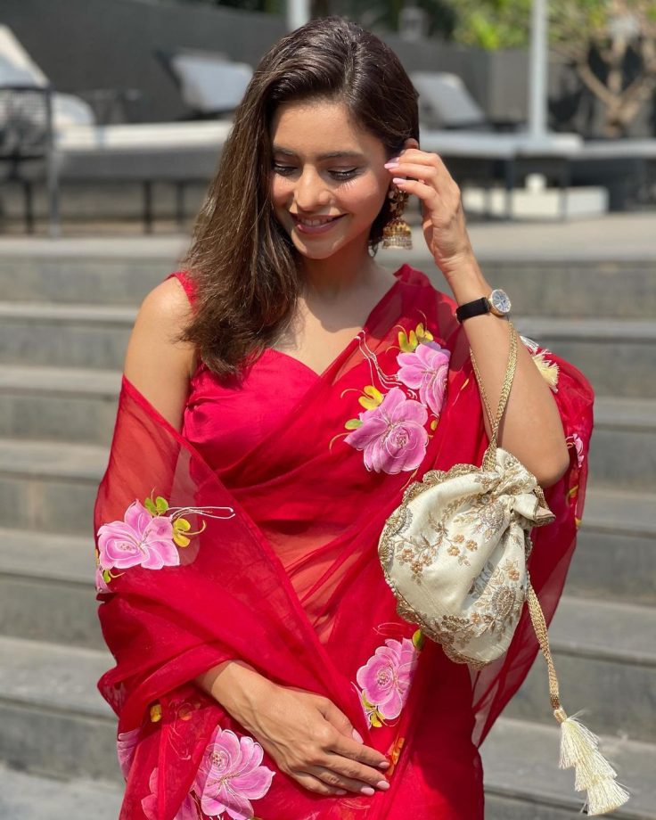 Ravishing In Red: Aamna Sharif Perfectly Slew Her Red Looks From Saree To Crop Top 821480