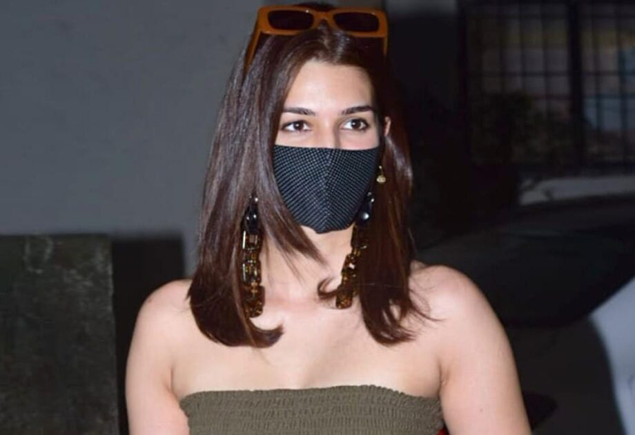 Slaying It In A Mask: Shruti Haasan Vs Kriti Sanon? Who Nailed The Mask Chain Look? - 1