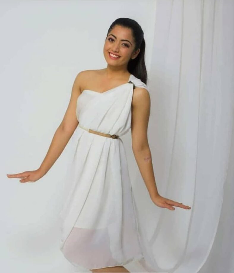 [South Beauties] Malavika Mohanan Vs Rashmika Mandanna: Which Diva Donned The One-Shoulder Style? - 3