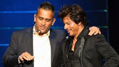 SUPER RARE MOMENT: When Shah Rukh Khan Had Fun Dancing with MS Dhoni on Stage