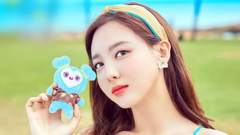 What A Babe: Times When Twice Nayeon Made Hairbands Look Like A Classy Accessory - 1