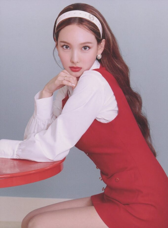 What A Babe: Times When Twice Nayeon Made Hairbands Look Like A Classy Accessory - 3