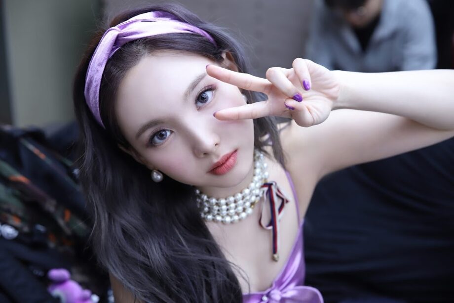 What A Babe: Times When Twice Nayeon Made Hairbands Look Like A Classy Accessory - 4