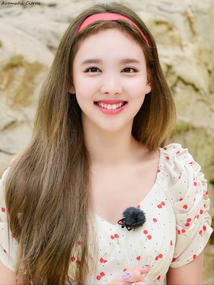 What A Babe: Times When Twice Nayeon Made Hairbands Look Like A Classy Accessory - 5