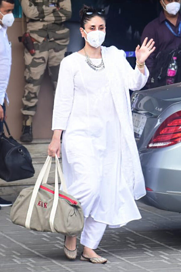 Would You Prefer Airport Look Of Madhuri Dixit Or Kareena Kapoor? - 5