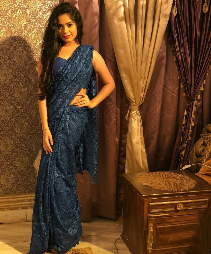 5 Times Jannat Zubair Ditched Her Modern Outfit For Monochrome Sarees - 2