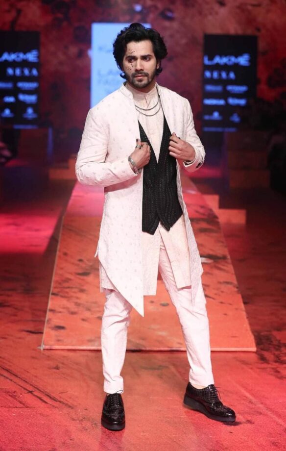 Ace The Ramp Walk Look And Make A Show-Stopping Ingress Like Akshay Kumar & Varun Dhawan - 1